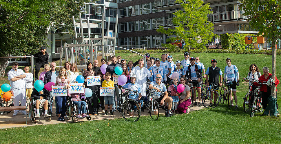 Ein Gruppenfoto von allen Anwesenden im Stiftspark.