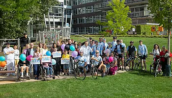 Ein Gruppenfoto von allen Anwesenden im Stiftspark.