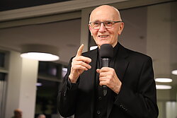 Mit humorigen Worten bedankte sich Pastor Fritz Hesselmann für die vielen guten Worte für sein Wirken im St. Josef-Stift.