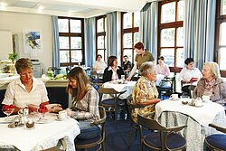 Ein vertrautes Bild: Alle Tische besetzt und Anne Beckhoff-Weisser mitten drin.