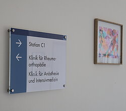 Bilder voller Mut trotz Schmerz zieren die Flure des St. Josef-Stift bis zum 1. Juli.