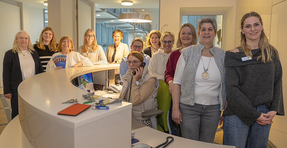 Ein Teamfoto am Empfang im St. Josef-Stift.