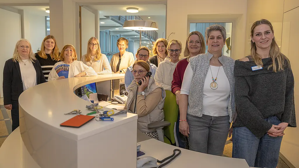 Ein Teamfoto am Empfang im St. Josef-Stift.