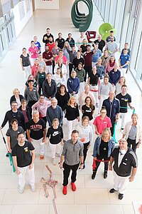 Mit viel Spaß und Kompetenz bei der Sache: Das rund 80-köpfige Team kümmert sich um Patientinnen und Patienten im St. Josef-Stift und Reha-Zentrum. Mit viel Spaß und Kompetenz bei der Sache: Das rund 80-köpfige Team kümmert sich um Patientinnen und Patienten im St. Josef-Stift und Reha-Zentrum.