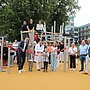 Das rote Band schnitten Kinder und Vertreter des St. Josef-Stifts symbolisch durch: Damit wurde der therapiegerechte Spielplatz Ende August 2028 offiziell eröffnet.