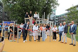Das rote Band schnitten Kinder und Vertreter des St. Josef-Stifts symbolisch durch: Damit wurde der therapiegerechte Spielplatz Ende August 2028 offiziell eröffnet. Das rote Band schnitten Kinder und Vertreter des St. Josef-Stifts symbolisch durch: Damit wurde der therapiegerechte Spielplatz Ende August 2028 offiziell eröffnet.