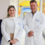 Viele Eindrücke und insbesondere neues medizinisches Wissen konnte die junge Ärztin (v. l.) Najat Ali Hijazi Roman aus Paraguay während ihrer zweimonatigen Hospitation, im Team rund um Chefarzt PD Dr. Daniel Windschall, in der Klinik für Kinder- und Jugenrheumatologie im St. Josef-Stift Sendenhorst, sammeln. 