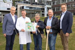 Hier soll der neue Spielplatz am St. Josef-Stift entstehen. (v.l.) Dietmar Specht, PD Dr. Daniel Windschall freuen sich über die Spende von Ursula und Martin Pumpe und zeigen die Pläne gemeinsam mit Geschäftsführer Dr. Ansgar Klemann.