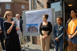 Hauswirtschaftsleiterin Roswitha Mechelk erläuterte das Konzept der vollmöblierten Apartments.