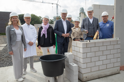 Die Grundsteinlegung für die Erweiterung des Reha-Zentrums am St. Josef-Stift markiert einen Meilenstein (v.l.): Dr. Heike Horst, Dr. Hartmut Bork, Ursula Coerdt-Binke, Peter Kerkmann, Joachim Fahnemann, Dr. Ansgar Klemann, Anja Heeger und Christian Opitz Die Grundsteinlegung für die Erweiterung des Reha-Zentrums am St. Josef-Stift markiert einen Meilenstein (v.l.): Dr. Heike Horst, Dr. Hartmut Bork, Ursula Coerdt-Binke, Peter Kerkmann, Joachim Fahnemann, Dr. Ansgar Klemann, Anja Heeger und Christian Opitz.