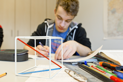 Heutzutage finden die Unterrichtseinheiten in den lehrereigenen Räumen der Schulstation statt.