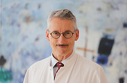 Verabschiedete sich in den Ruhestand: Prof. Dr. med. Michael Hammer leitete 27 Jahre die Erwachsenenrheumatologie im St. Josef-Stift.