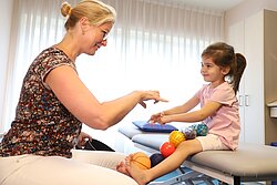 Vertrauen und Verantwortung: Die Kinderphysiotherapie ist ein wichtiger Bestandteil des Therapie-Zentrums. Vertrauen und Verantwortung: Die Kinderphysiotherapie ist ein wichtiger Bestandteil des Therapie-Zentrums.