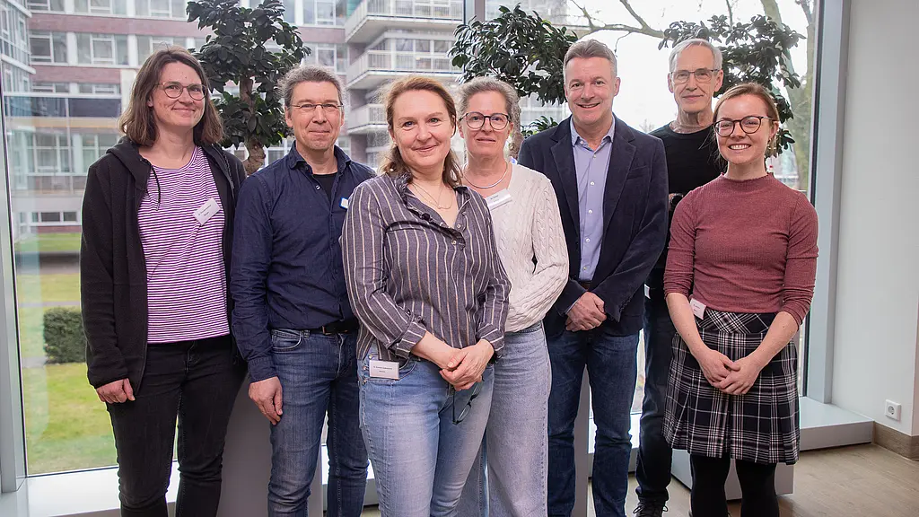 Die Referierenden der Fortbildung stehen beisammen und lachen in die Kamera.