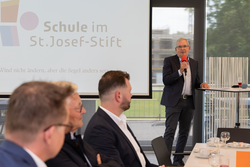Schulleiter Peter Heidenreich führte durch den feierlichen Nachmittag, den er und sein Team organisiert hatten.