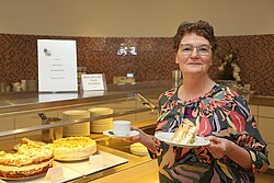 Anne Beckhoff-Weisser servierte mit ihrem Team selbstgebackenen Kuchen im St. Josef-Stift und im Reha-Zentrum.