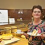 Anne Beckhoff-Weisser servierte mit ihrem Team selbstgebackenen Kuchen im St. Josef-Stift und im Reha-Zentrum.