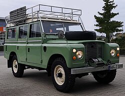 Den Land Rover Serie 3 (Baujahr 1974) von Peter Hüsemann gibt es nicht im Film zu sehen, denn er war noch nicht fertig restauriert. Im Vergleich zum Fahrzeug im Film ist sein Oldtimer in einer helleren klassischen Land Rover Farbe lackiert und besitzt einen Dachträger.