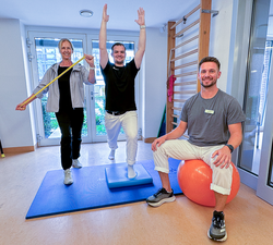 Gut vorbereitet auf den Kursstart im September: (v. l.) Dr. Heike Horst, Leitung des Therapiezentrums, Physiotherapeut Lucas Biermann und Tom Niermann, stellvertretender Leiter des Therapiezentrums, setzen im St. Josef-Stift auf Bewegung, Balance und Spaß Gut vorbereitet auf den Kursstart im September: (v. l.) Dr. Heike Horst, Leitung des Therapiezentrums, Physiotherapeut Lucas Biermann und Tom Niermann, stellvertretender Leiter des Therapiezentrums, setzen im St. Josef-Stift auf Bewegung, Balance und Spaß.