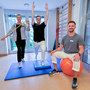 Gut vorbereitet auf den Kursstart im September: (v. l.) Dr. Heike Horst, Leitung des Therapiezentrums, Physiotherapeut Lucas Biermann und Tom Niermann, stellvertretender Leiter des Therapiezentrums, setzen im St. Josef-Stift auf Bewegung, Balance und Spaß.